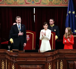 Su Majestad el Rey recibe un caluroso aplauso tras su intervención